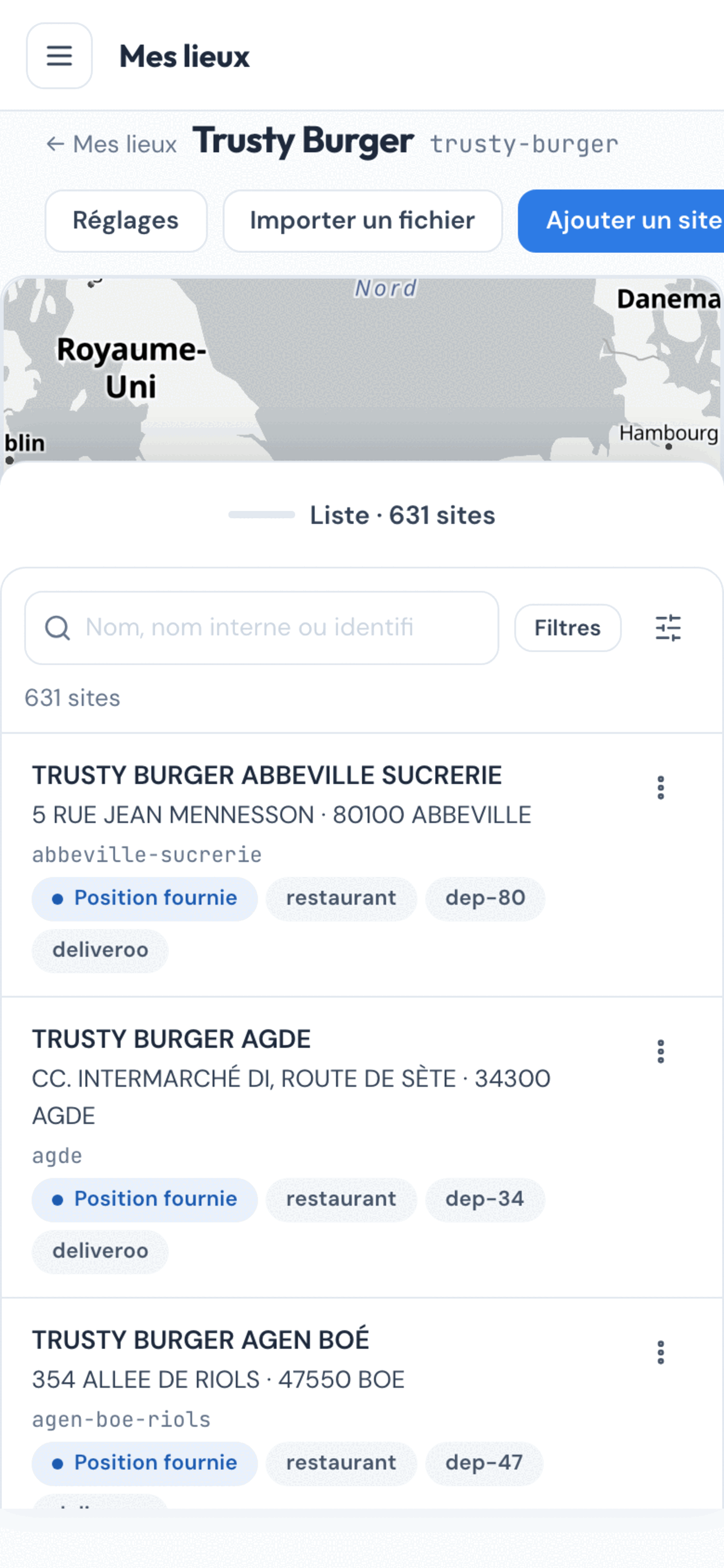 Écran du référentiel Trusty Burger sur téléphone : la carte occupe toute la largeur sous l'en-tête ; le tiroir « Liste · 631 sites », ouvert depuis sa poignée, recouvre le bas de l'écran et montre la recherche, le bouton Filtres, la ligne de compte et le début de la liste des sites.