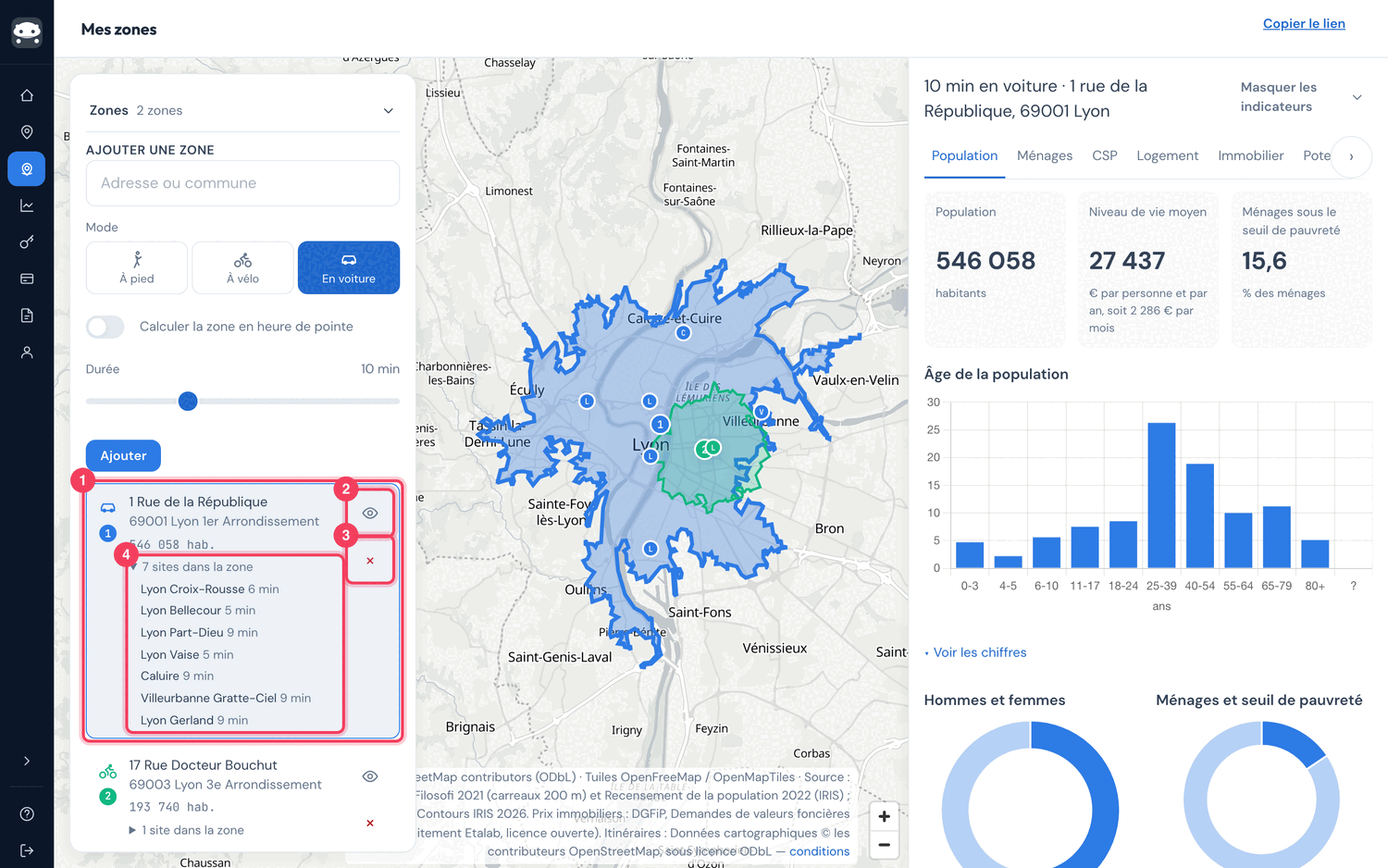 Écran Mes zones avec deux zones : dans la liste, la zone 1 (1 rue de la République, Lyon, 10 min en voiture, 546 058 hab.) est surlignée et déploie ses 7 sites dans la zone avec leur durée d'accès (Lyon Croix-Rousse 6 min, Lyon Bellecour 5 min, Lyon Part-Dieu 9 min…) ; la zone 2 (17 rue Docteur Bouchut, Lyon 3e, 10 min à vélo, 193 740 hab.) compte 1 site dans la zone ; chaque ligne porte une icône œil et une croix rouge ; sur la carte, les deux contours bleu et vert se recouvrent et les sites sont marqués d'un L.